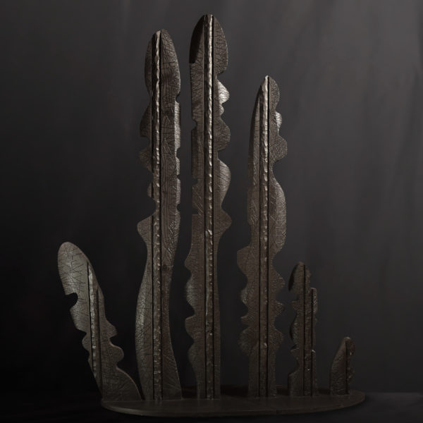 EL SAGUARO | sculpture contemporaine en bois sur socle métallique, scindée en deux parties | traitement : peinture noire effet métal | dimensions : 50x100x182 et 50x60x154 | essence : épicéa / provenance locale (Chartreuse)
