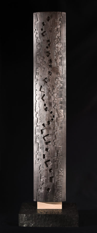 LIGNE D'EAU I | sculpture contemporaine en bois - colonne sur socle | traitement : peinture noir effet métal | dimensions : 128x35x25 | essence : mélèze / provenance locale (Maurienne)