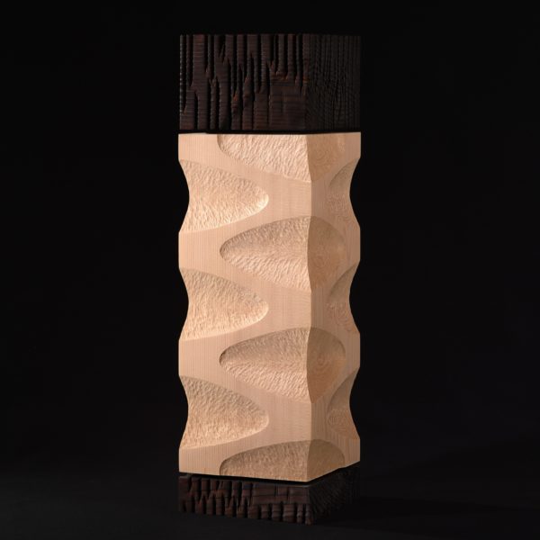 SCINDAPSUS I | Sculpture contemporaine en bois - colonne verticale composée de 3 parties | traitement : bois brut et brulé (yaki sugi ita) puis traité au moyen d'un fixateur naturel | dimensions : 17x17x57 | essence : sapin | VENDU