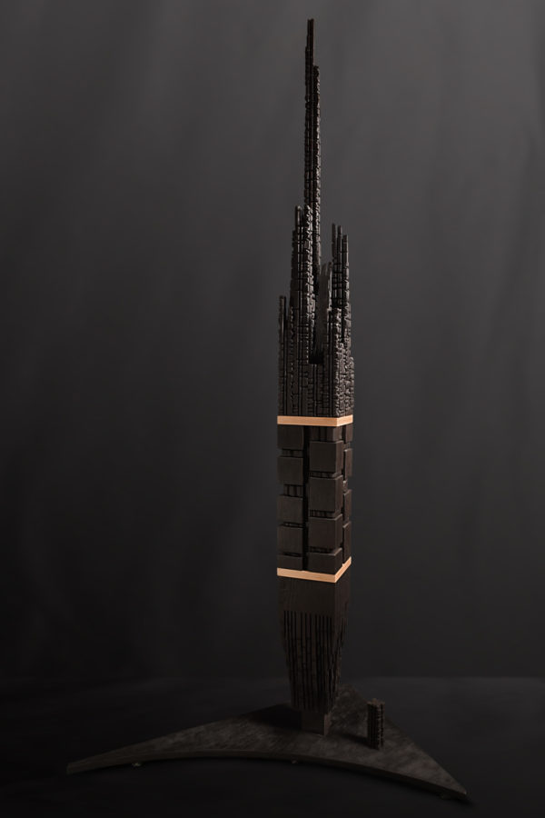 THE END  | sculpture contemporaine en bois sur socle muni de pieds réglables | Traitement : bois brûlé (yaki sugi ita ) puis application d'un fixateur naturel | dimensions : 215x107x50 | essence : sapin