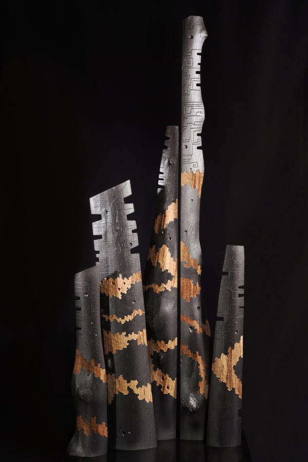 VEGETAL II | sculpture contemporaine en bois sur socle (style yose ue) | bois écorcé et poncé superficiellement pour laisser apparaître les rayons médullaires, | traitement peinture gris argent | dimensions : 50x88x210 | essence : dosse de hêtre - provenance locale (Chartreuse)