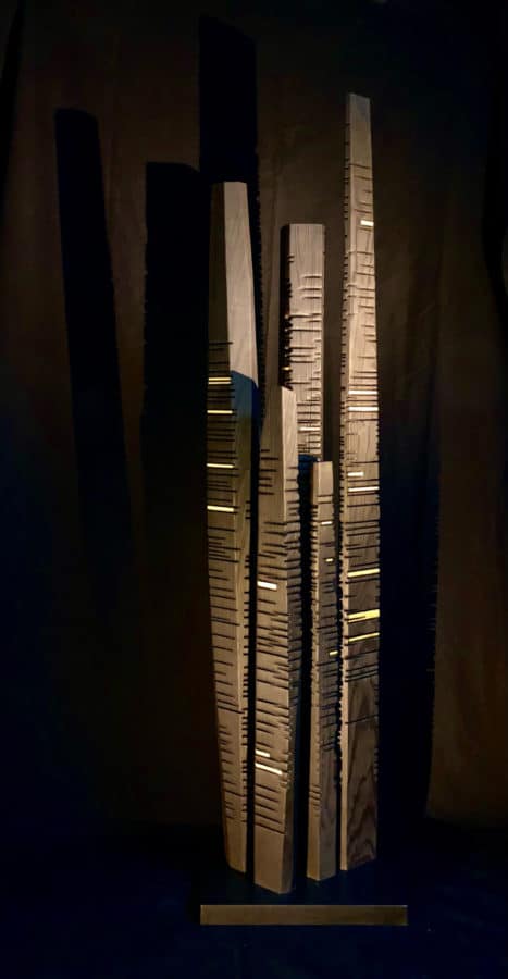 BUILDING II | Sculpture  contemporaine en bois sur socle | Traitement : bois brûlé (yaki sugi ita ) puis application d'un fixateur naturel et plaquage à la feuille d’or | Dimensions : 154x37x25 | essence : sapin / mélèze | VENDU