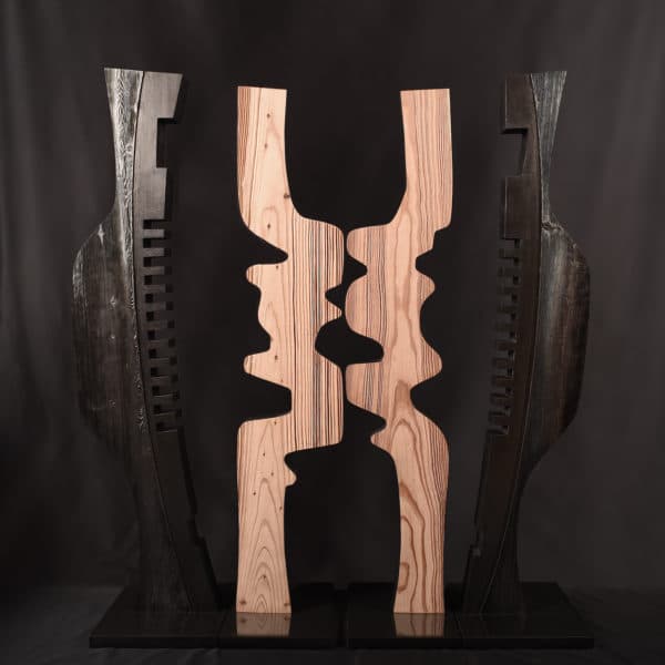 CONVERSASION | Sculpture contemporaine en bois sur socle | traitement : sablage et peinture noir effet métal et bois brut | Dimensions : 4 x 155x30x40 | essence : Sapin / Mélèze