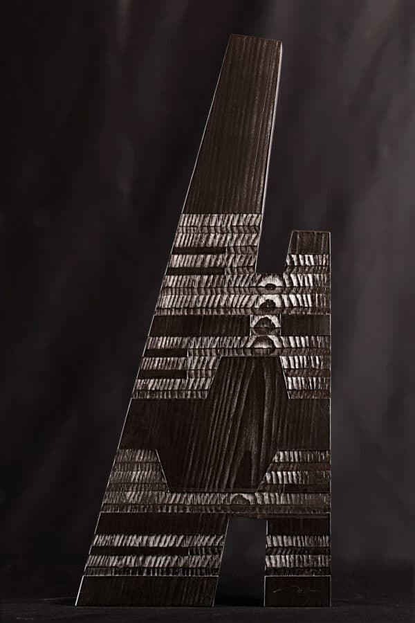ENCLUME MUSICALE | Sculpture en bois | Traitement : bois ciselé et application d'un traitement naturel teinté | Dimensions : 37x84x6 | Essence : épicéa (jura)