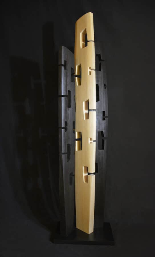 LEAF LACE I | Sculpture en bois sur socle |  Traitement : bois sablé et  application d'un fixateur naturel teinté | Dimensions : disposition proposée : 190x30x50 | Essence : Epicéa de provenance locale (Chartreuse)