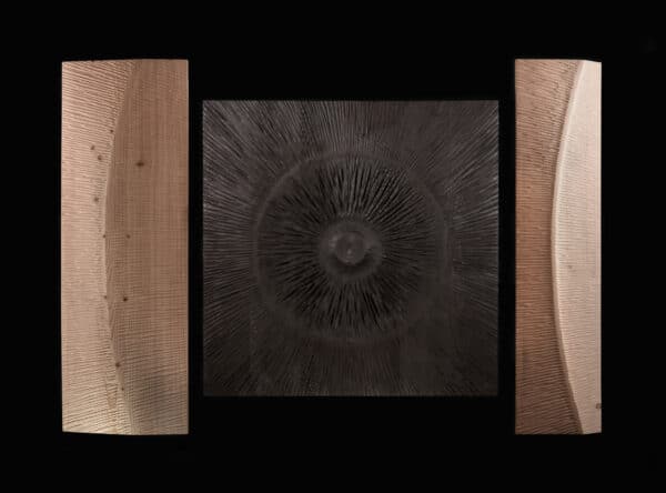 univers | Panneau mural en trois parties assemblé sur panneau bois et rail de fixation |Traitement : bois brut et huilé teinté | Dimensions : 112x220 | Essence : épicéa / provenance : Jura