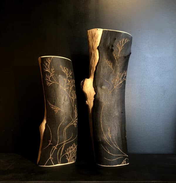 RINCEAU II | Sculpture en bois  composée de deux colonnes | Traitement :  bois brûlé et gravé | Dimensions : 42 x 13 x 12 et 52 x 19 x 11 | Essence : frêne