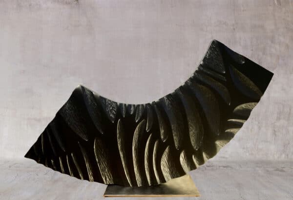 LOGE CARPELLAIRE | Sculpture contemporaine en bois sur socle métallique | traitement : bois ciselé et huilé - couleur noire  | dimensions : 195x105x13 | essence : sapin