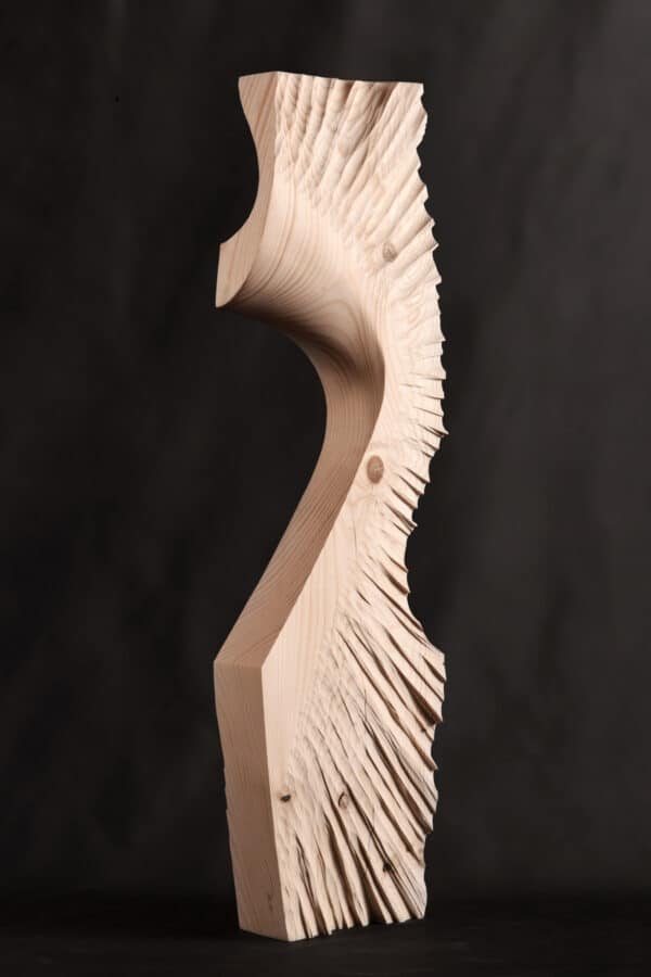 VICTOIRE | Sculpture en bois | Traitement : bois brut ciselé | Dimensions : 84x24x8 | Essence : épicéa / provenance : Jura