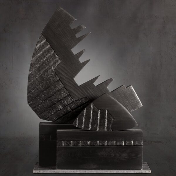 LUNE ET SATELLITE | sculpture contemporaine en bois sur socle | traitement: bois peint en noir | dimensions : 50x29x65 | essence : sapin